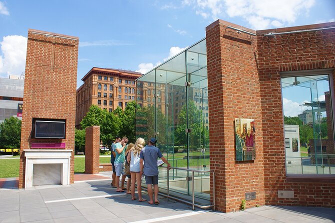 2.5 Hour Philadelphia History Tour with Washington War Tent Show - From Signer’s Garden to Old City: the tour’s smart start