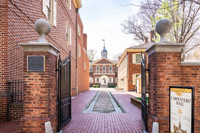 90 Minute History Walking Tour of Old City Philadelphia - Franklin by his resting place: history you can almost touch