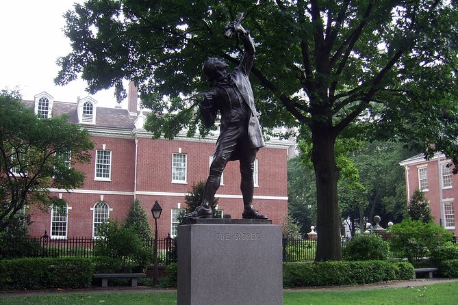 90 Minute History Walking Tour of Old City Philadelphia - Betsy Ross outside her home: the legend, explained on the sidewalk