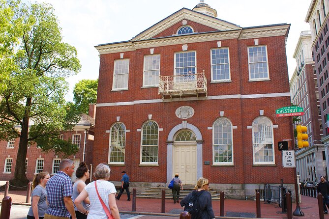 90 Minute History Walking Tour of Old City Philadelphia - Quaker meetinghouse courtyard: religion in early Philadelphia
