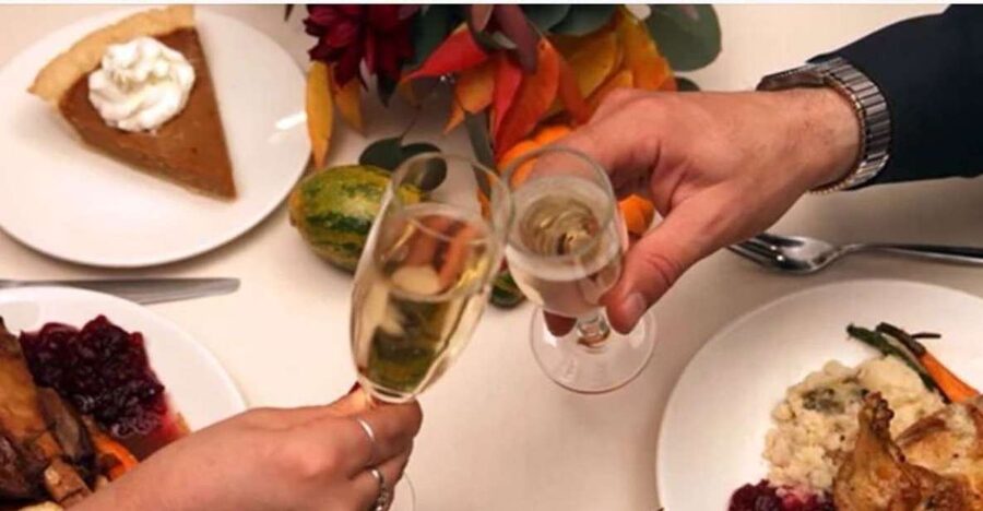 Philadelphia: Christmas Eve Gourmet Brunch or Dinner Cruise - Boarding at Penn’s Landing and getting your reserved table